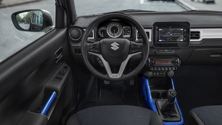 Innenraum des Suzuki Ignis Hybrid mit blauen Akzenten.