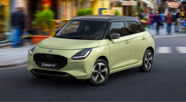 Schräg von der Seite fotografierter Suzuki Swift Hybrid in Cool Yellow.