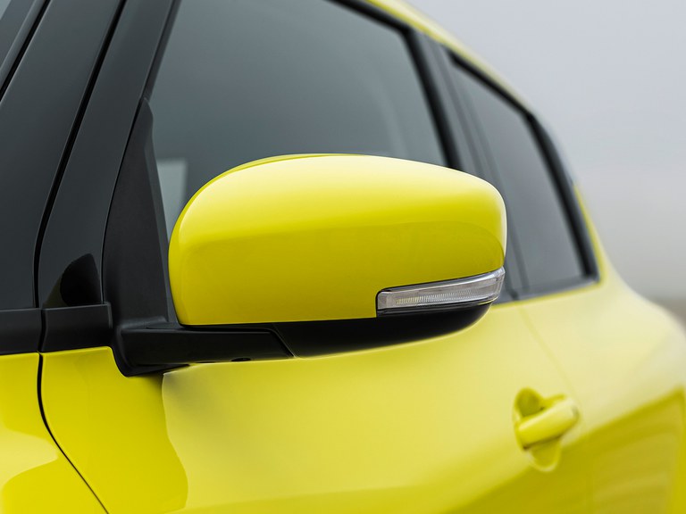 Detailaufnahme des Außenspiegels eines Suzuki Swift Sport Hybrid in Champion Yellow.