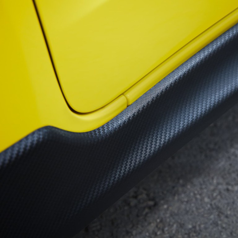 Detailaufnahme der Carbon-Optik eines Suzuki Swift Sport in Champion Yellow