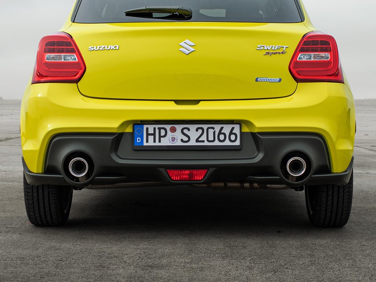 Aufnahme eines Suzuki Swift Sport Hybrid in Champion Yellow, von hinten fotografiert