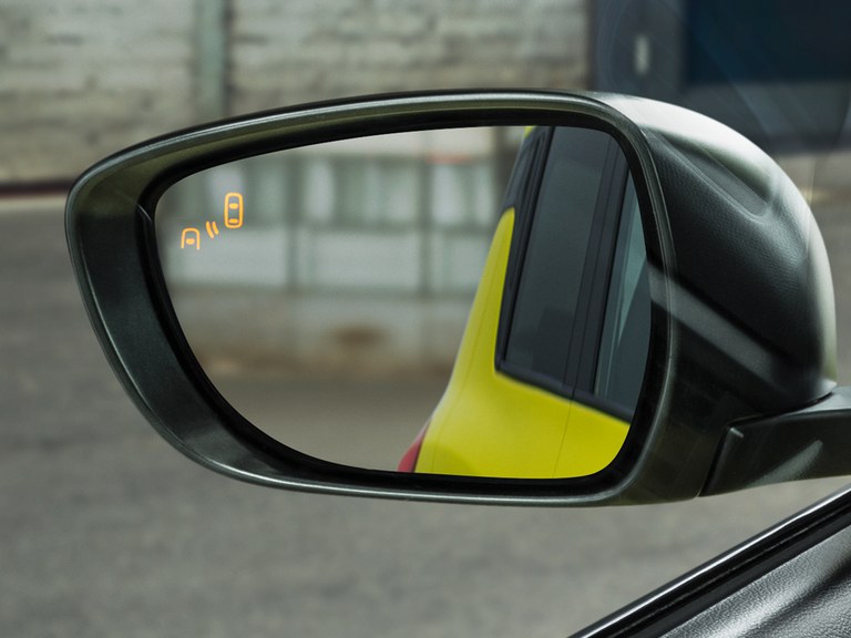 Detailaufnahme des linken Außenspiegels mit Totem-Winkel-Warnsystem eines Suzuki Swift Sport Hybrid.