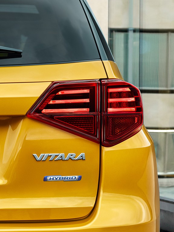 Heckansicht des Suzuki Vitara Hybrid in Solar Yello Pearl Metallic mit LED-Leuchten.