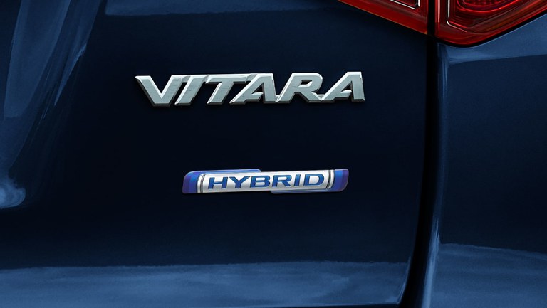 Modellbezeichnung Suzuki Vitara Hybrid auf der Heckklappe.