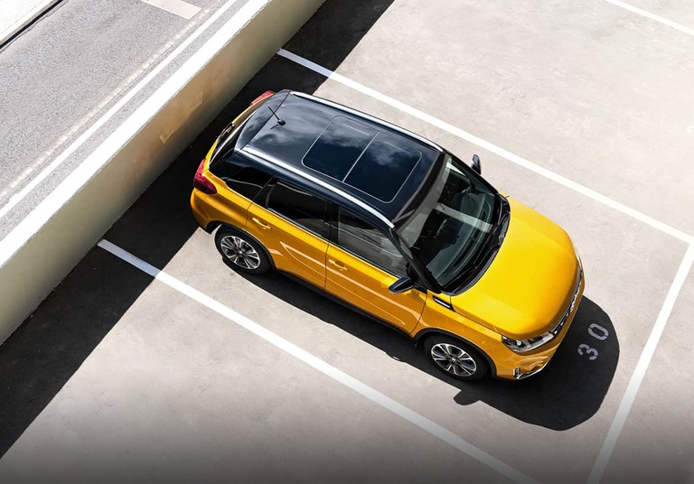 Ansicht des Suzuki Vitara Hybrid in Solar Yellow Pearl Metallic von oben.