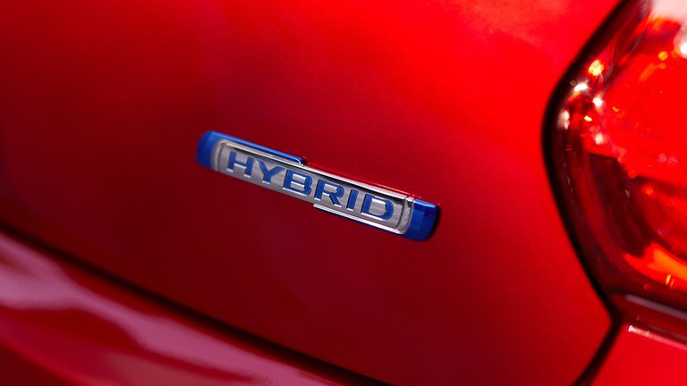 Hybrid Logo auf dem Heck des Suzuki Swift Hybrid in Red Pearl Metallic.